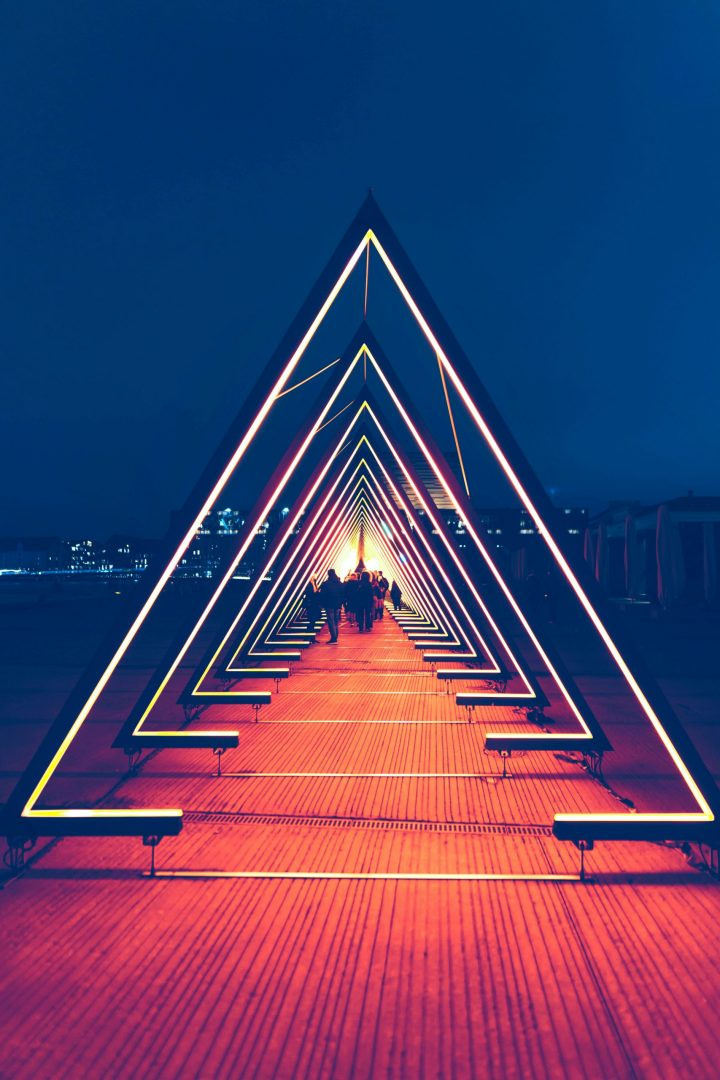 Walk with illuminating triangles